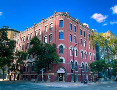 Manitoba, Kanada 'da Winnipeg sokaklarındaki miras binasının manzaralı bir görüntüsü.