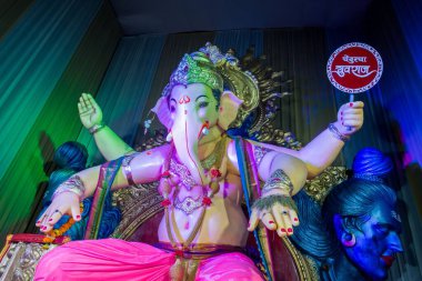 Ganesh heykeli. Ganesh Chaturthi 'nin uğurlu Hint festivali sırasında.