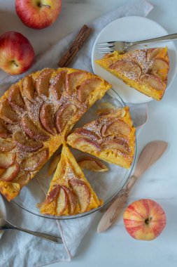 Elmalı balkabağı turtasının dikey görüntüsü.