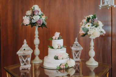 Düğün pastası, düğün süslemeleri ve diğer tatlılar.