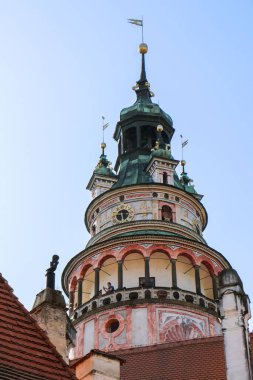 Çek Cumhuriyeti Cesky Krumlov 'da mavi gökyüzünün altındaki Cesky Krumlov Kalesi' nin dikey görüntüsü