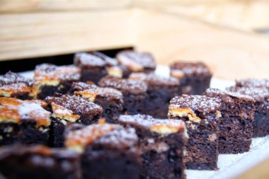 Tepside seçici bir çikolatalı kek fotoğrafı.