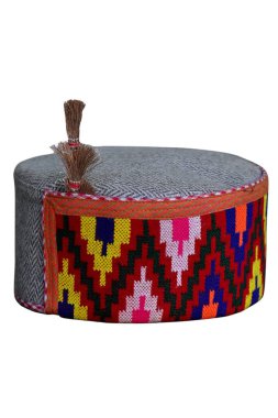 Beyaz arka planda geleneksel bir Himachali el örgü kapağının yakın çekimi