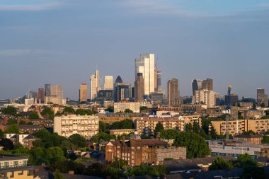 Londra 'da gün batımında şehrin gökyüzü manzaralı bir görüntüsü.