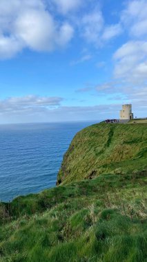 İrlanda 'da suyun üzerindeki Moher' in güzel uçurumunun dikey hava görüntüsü