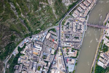 Wenchuan İlçesi, Aba Bölgesi, Sichuan Eyaleti ve yakındaki dağ köylerinin hava manzarası.