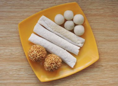 Hindistan 'ın Assam kentinde düzenlenen Bihu festivalinde pitha ve laru olarak bilinen Assam yemekleri hazırlandı. Laru, hindistan cevizi ve pirinç ile hazırlanmış yuvarlak bir top..