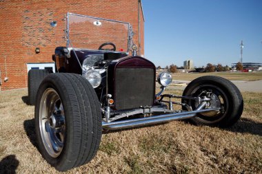 Kırmızı tuğlalı bir binanın önündeki klasik Ford Model T 'nin seçici yakın çekim odağı