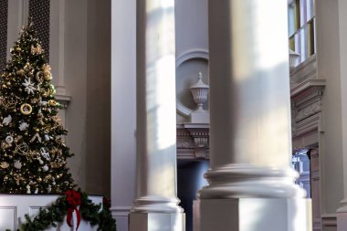 Tarihi güney Baptist kilisesinde süslü bir Noel ağacı.