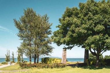 Huzurlu ve temiz gökyüzünün altında güzel bir kıyı manzarası.