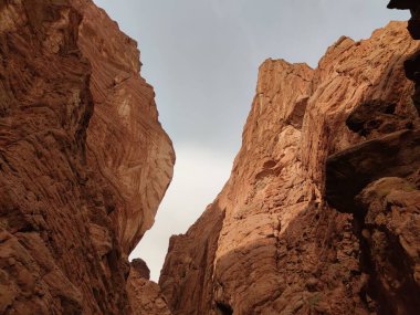 Bulutsuz bir gökyüzünün altındaki gizemli kayalık dağların alçak açılı görüntüsü.
