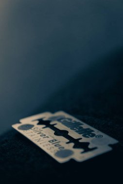 Gillette marka çift taraflı bıçak yakın plan.