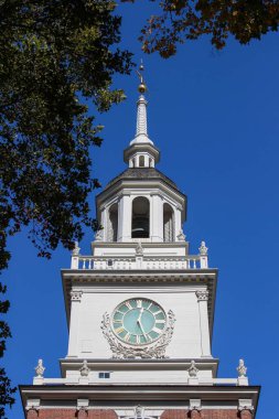 Independence Hall 'un dikey çekimi. Arka planda mavi bir gökyüzü var. Philadelphia, Pennsylvania, ABD.