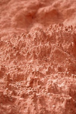 Çöl dağında kırmızı bir toprak.