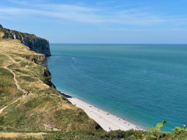 Etretat 'ta sahil manzaralı bir sahil.