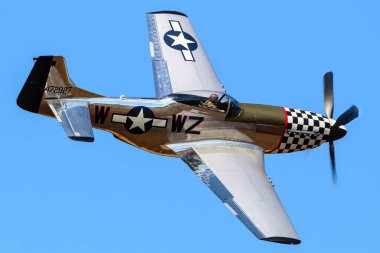 Berlin yakınlarındaki bir hava gösterisinde P-51D Mustang Alçak Geçitten Uçuyor.