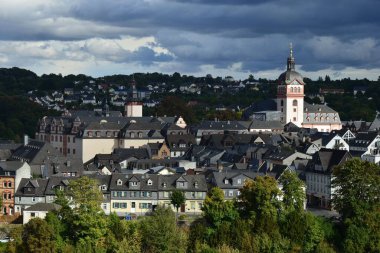 Weilburg şehrinin gökyüzü binalarla çevrili.