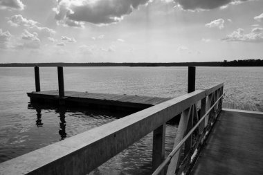 Conroe Gölü 'ndeki rıhtımın gri pulu.