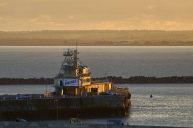 Gün batımında Ramsgate 'deki Royal Harbor Brasserie.