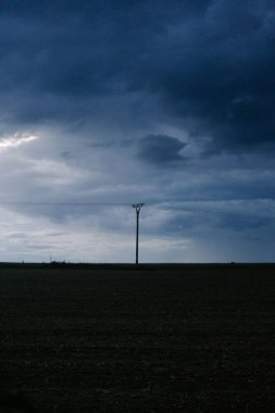 Bulutlu bir alanda iletişim kulesi