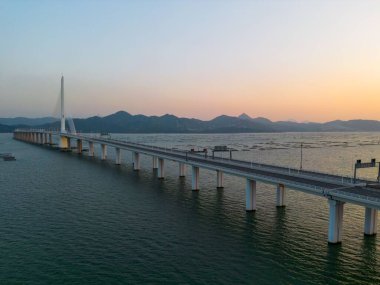 Gün batımında Shenzhen 'den Hong Kong' a giden köprünün havadan görüntüsü.