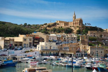 Mgarr, Town ve Harbor Panoramic Körfezi Manzarası. Malta 'nın Gozo Adası' nın doğu ucundaki feribot iskelesi.