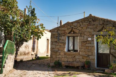 Sardunya 'nın Barbagia bölgesindeki Lollove köyünün manzarası