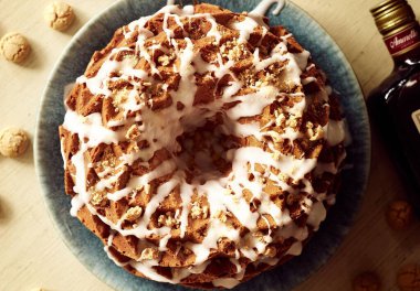 Masanın üzerinde şekerleme ve amaretto olan bir kek yığını manzarası