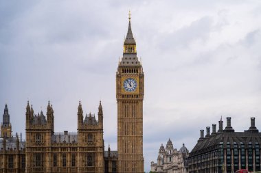Londra, Avrupa 'daki Westminster' da Big Ben kulesinin manzaralı bir görüntüsü.