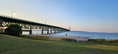 Mackinac Köprüsü Mackinac Boğazı 'nı gün batımında geçiyor.