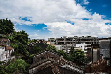 Güneşli bir günde antik binaların düşük açılı bir görüntüsü.