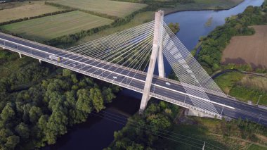 Mary McAleese Boyne Vadisi Köprüsü Boyne Nehri boyunca uzanır.