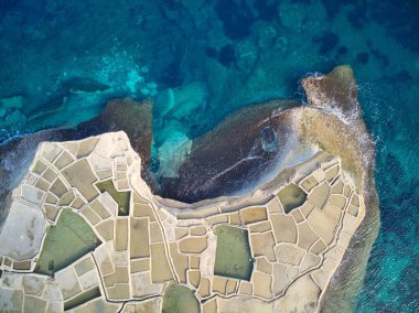 Gozo adasının kıyılarında tuz buharlaştırma göletleri, Salinas olarak da bilinir, tuzluklar, geleneksel el sanatları için kullanılan tuzluklar. Marsalforn