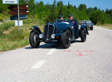 URBINO - İtalya - 16 Haziran 2022: DeLAHAYE 135 CS 1936 Mille Miglia 2022 rallisinde eski bir yarış arabası üzerinde ünlü İtalyan tarihi yarışı