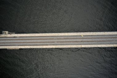 Gana 'da bir nehrin üzerindeki tren yolunun havadan çekilmiş görüntüsü.