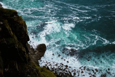 İç karartıcı bir günde İrlanda 'da Moher' in Yeşil Uçurumlarının manzarası
