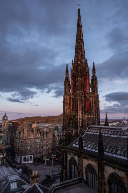 Günbatımında Edinburgh 'da antik bir inbotun dikey hali.