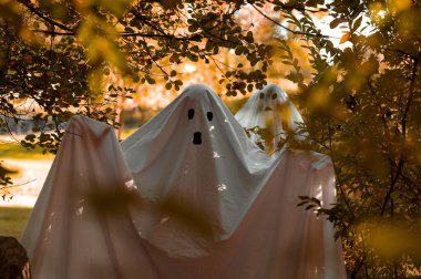 Sonbaharda parkta dikilen iki hayalet
