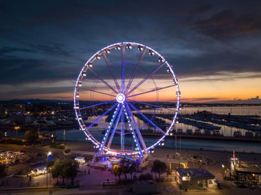 Rimini, İtalya 'da renkli ışıkları olan bir dönme dolap.