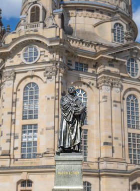 Almanya 'nın Dresden kentindeki tarihi Martin Luther anıtının dikey çekimi