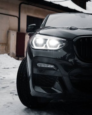 Kışın yol kenarında park edilmiş bir BMW X4M 'nin dikey çekimi.