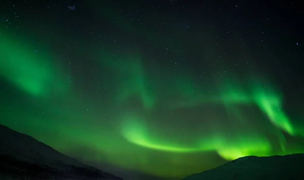Hermoso Disparo Aurora Verde Brillante Luces Del Norte Sobre Las —  Fotos de Stock
