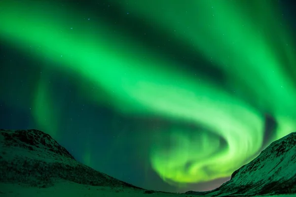 Norveç Dağların Üzerinden Parlak Yeşil Bir Aurora Manzarası — Stok fotoğraf