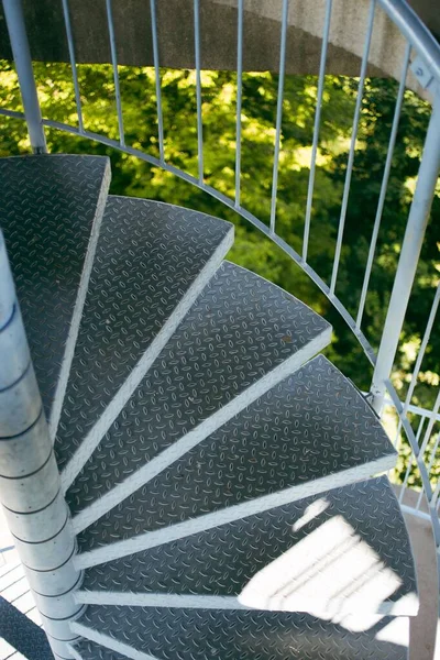 金属螺旋楼梯的垂直镜头 — 图库照片