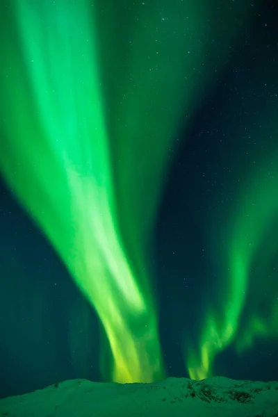 Вертикальный Снимок Ярко Зеленого Сияния Северного Сияния Над Горами Норвегии — стоковое фото