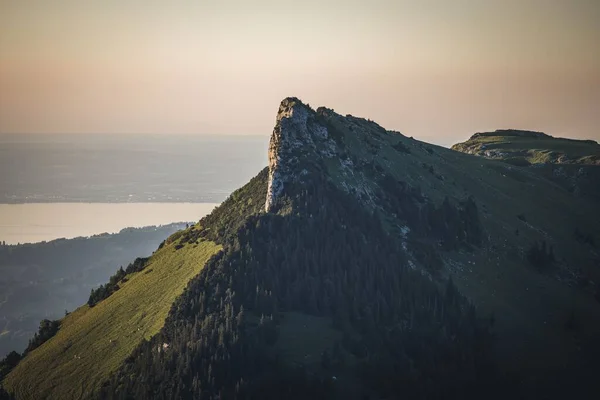 Eine Wunderschöne Landschaft Eines Bewaldeten Berges Der Dämmerung — Stockfoto