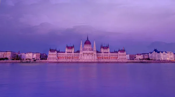 Κτίριο Του Ουγγρικού Κοινοβουλίου Στη Βουδαπέστη Της Ουγγαρίας Συννεφιασμένο Ουρανό — Φωτογραφία Αρχείου
