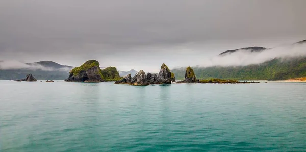 Прекрасний Вид Величезні Скелі Морі Острів Під Хмарним Небом — стокове фото