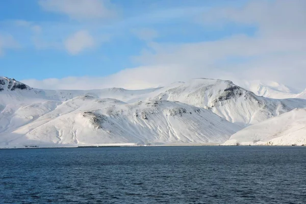 Una Bella Foto Montagne Coperte Neve Alaska — Foto Stock