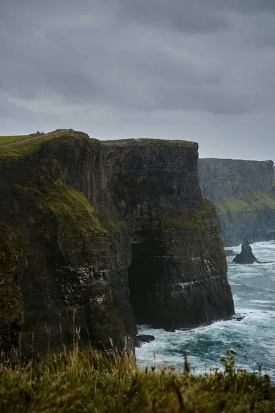 Een Verticaal Schot Van Moher Kliffen Ierland — Stockfoto